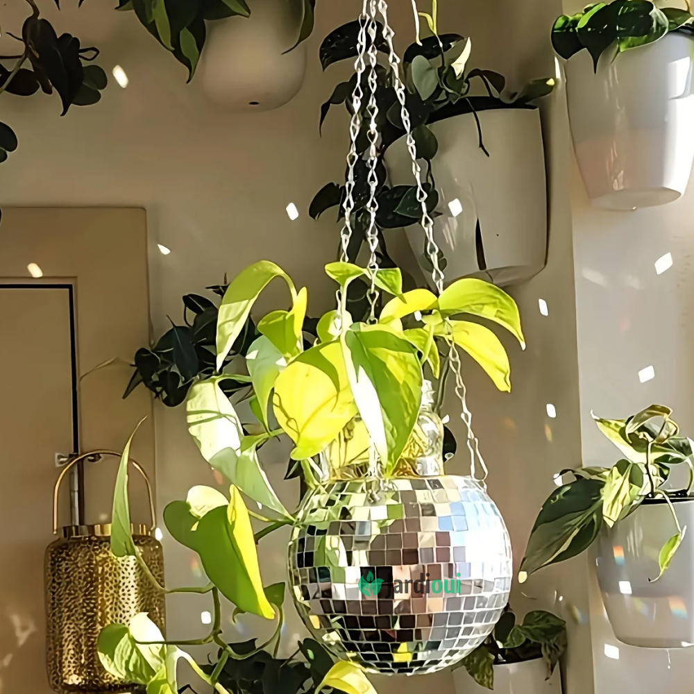 Maceta con bola de discoteca brillante